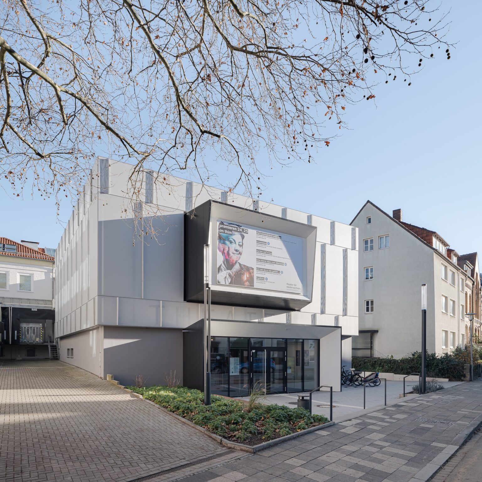 Objekt: Theater im Malsaal für das TfN Kinder- und Jugendtheater; Standort: Theaterstrasse 6/Gartenstrasse, D-31141 Hildesheim; Bauherr u. Eigentuemer: gbg Immobilien GmbH, D-31134 Hildesheim, www.gbg-hildesheim.de; Nutzer: tfn Theater für Niedersachsen GmbH, D-31141 Hildesheim, www.tfn-online.de; Architekt: Hirsch Architekten BDA, D-31141 Hildesheim, www.hirsch-architekten.com; Lichtplaner: Schmitz Schiminski Nolte Mathee Design PartG, D-31137 Hildesheim, www.licht-raum-design.de