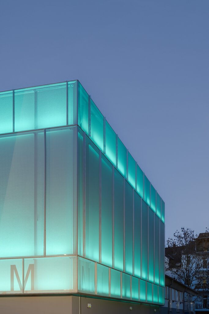 Objekt: Theater im Malsaal für das TfN Kinder- und Jugendtheater; Standort: Theaterstrasse 6/Gartenstrasse, D-31141 Hildesheim; Bauherr u. Eigentuemer: gbg Immobilien GmbH, D-31134 Hildesheim, www.gbg-hildesheim.de; Nutzer: tfn Theater für Niedersachsen GmbH, D-31141 Hildesheim, www.tfn-online.de; Architekt: Hirsch Architekten BDA, D-31141 Hildesheim, www.hirsch-architekten.com; Lichtplaner: Schmitz Schiminski Nolte Mathee Design PartG, D-31137 Hildesheim, www.licht-raum-design.de
