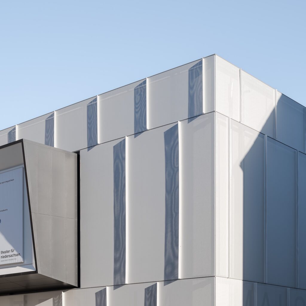 Objekt: Theater im Malsaal für das TfN Kinder- und Jugendtheater; Standort: Theaterstrasse 6/Gartenstrasse, D-31141 Hildesheim; Bauherr u. Eigentuemer: gbg Immobilien GmbH, D-31134 Hildesheim, www.gbg-hildesheim.de; Nutzer: tfn Theater für Niedersachsen GmbH, D-31141 Hildesheim, www.tfn-online.de; Architekt: Hirsch Architekten BDA, D-31141 Hildesheim, www.hirsch-architekten.com; Lichtplaner: Schmitz Schiminski Nolte Mathee Design PartG, D-31137 Hildesheim, www.licht-raum-design.de